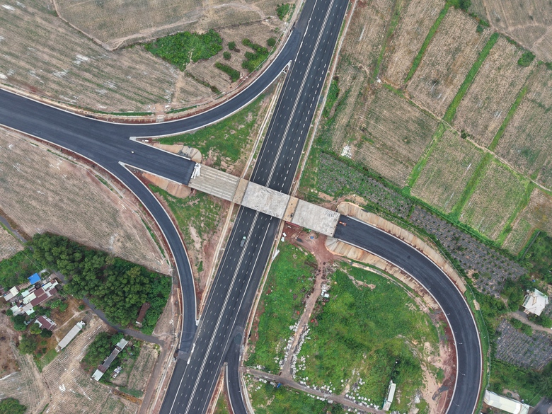 Cao tốc Bi&ecirc;n H&ograve;a - Vũng T&agrave;u: Ho&agrave;n th&agrave;nh 2 cầu vượt ngang cuối c&ugrave;ng trong th&aacute;ng 8- Ảnh 10.