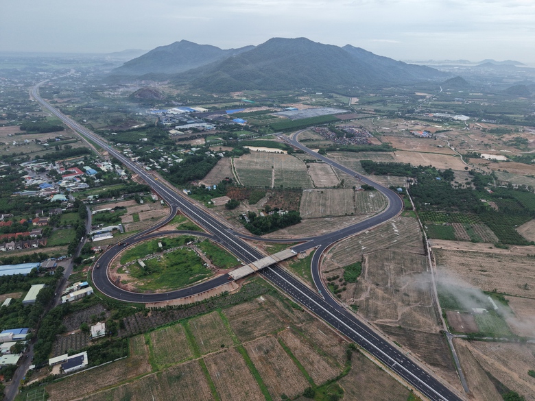Cao tốc Bi&ecirc;n H&ograve;a - Vũng T&agrave;u: Ho&agrave;n th&agrave;nh 2 cầu vượt ngang cuối c&ugrave;ng trong th&aacute;ng 8- Ảnh 11.