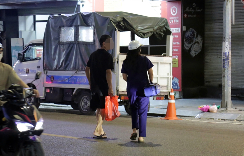 H&agrave; Nội: Bị dừng xe, nhiều "ma men" bất ngờ v&igrave; "kh&ocirc;ng nghĩ CSGT tuần tra đ&ecirc;m"- Ảnh 2.