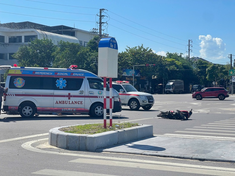 Xe m&aacute;y va chạm với &ocirc; t&ocirc;, nam shipper tử vong- Ảnh 1.