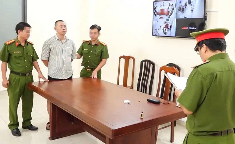 Khởi tố 3 người Trung Quốc bán sừng tê giác, ngà voi trái phép- Ảnh 1. Khởi tố 3 người Trung Quốc bán sừng tê giác, ngà voi trái phép- Ảnh 1.