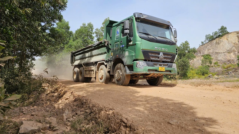 Huế: Tỉnh lộ 16 nắng bụi, mưa lầy tiềm ẩn tai nạn giao th&ocirc;ng- Ảnh 2.