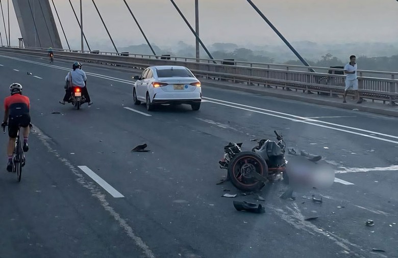 Chiếc m&ocirc; t&ocirc; bị biến dạng sau vụ tại nạn.