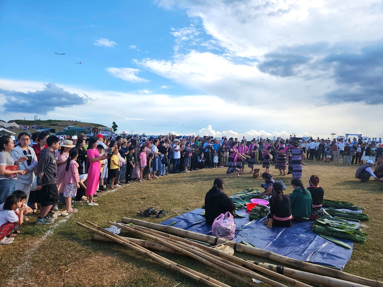 Quảng Ng&atilde;i đ&oacute;n gần 200.000 lượt kh&aacute;ch dịp Quốc kh&aacute;nh- Ảnh 2.