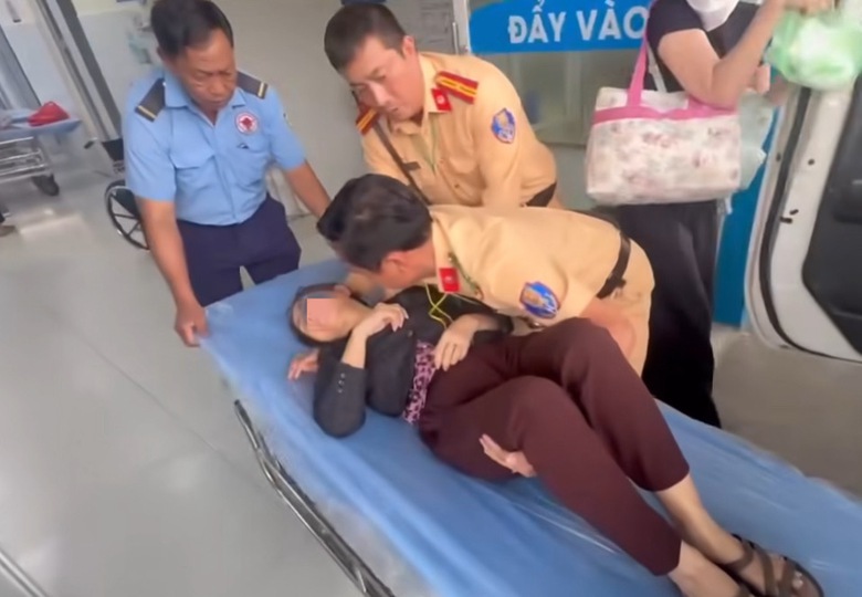 CSGT Đồng Nai kịp thời đưa người phụ nữ h&ocirc;n m&ecirc; đi cấp cứu- Ảnh 1.