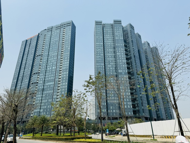 A tall building with trees and a road  AI-generated content may be incorrect.