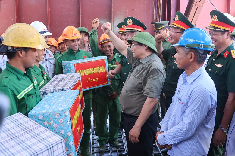 Thủ tướng kiểm tra tiến độ cầu Phong Ch&acirc;u, chỉ đạo x&acirc;y cao tốc mới tại Ph&uacute; Thọ- Ảnh 1.