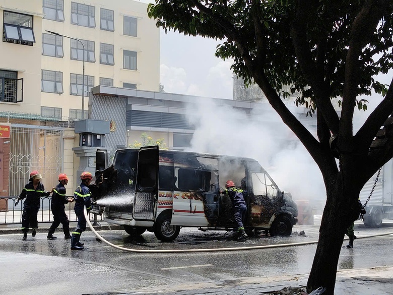 &Ocirc; t&ocirc; 16 chỗ bốc ch&aacute;y ng&ugrave;n ngụt tr&ecirc;n đường sau va chạm- Ảnh 3.