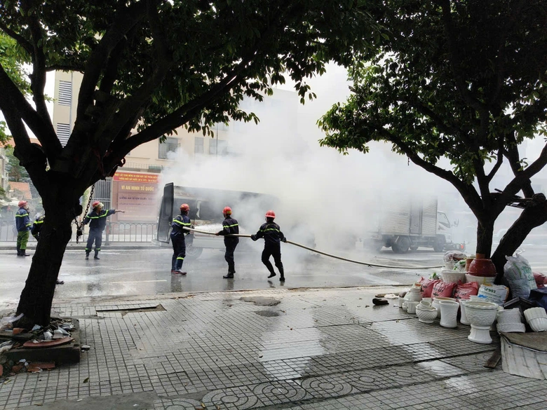 &Ocirc; t&ocirc; 16 chỗ bốc ch&aacute;y ng&ugrave;n ngụt tr&ecirc;n đường sau va chạm- Ảnh 2.