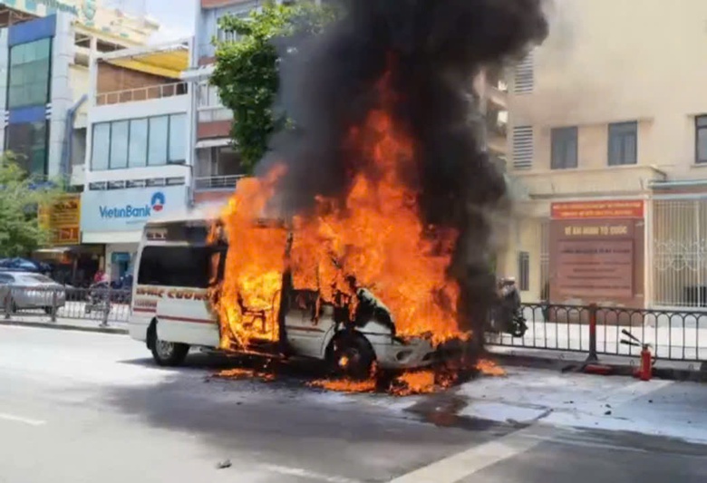 &Ocirc; t&ocirc; 16 chỗ bốc ch&aacute;y ng&ugrave;n ngụt tr&ecirc;n đường sau va chạm- Ảnh 1.