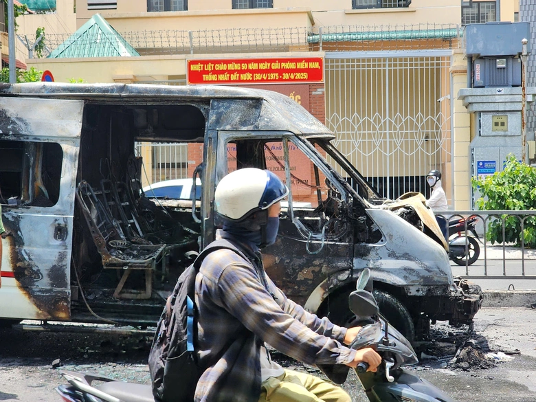 &Ocirc; t&ocirc; 16 chỗ bốc ch&aacute;y ng&ugrave;n ngụt tr&ecirc;n đường sau va chạm- Ảnh 5.