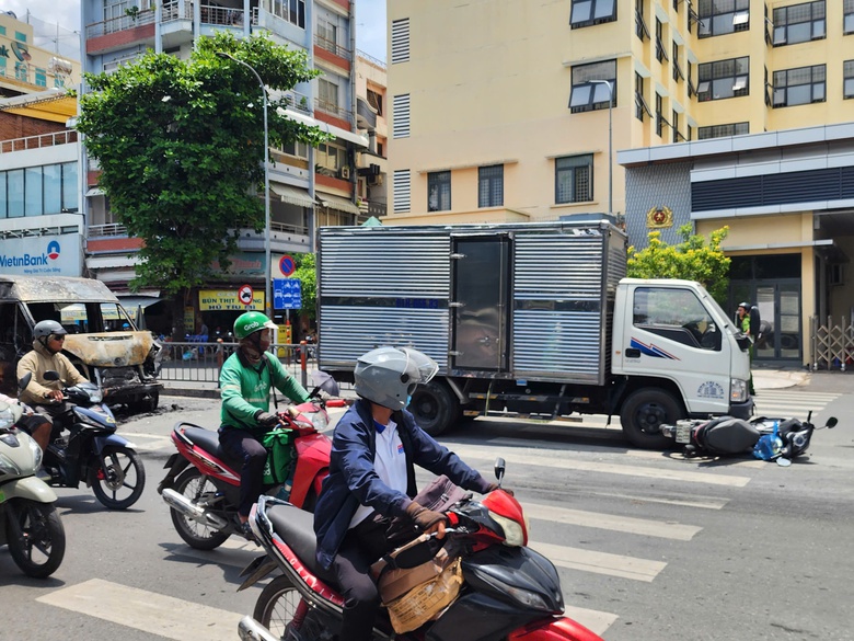 &Ocirc; t&ocirc; 16 chỗ bốc ch&aacute;y ng&ugrave;n ngụt tr&ecirc;n đường sau va chạm- Ảnh 4.