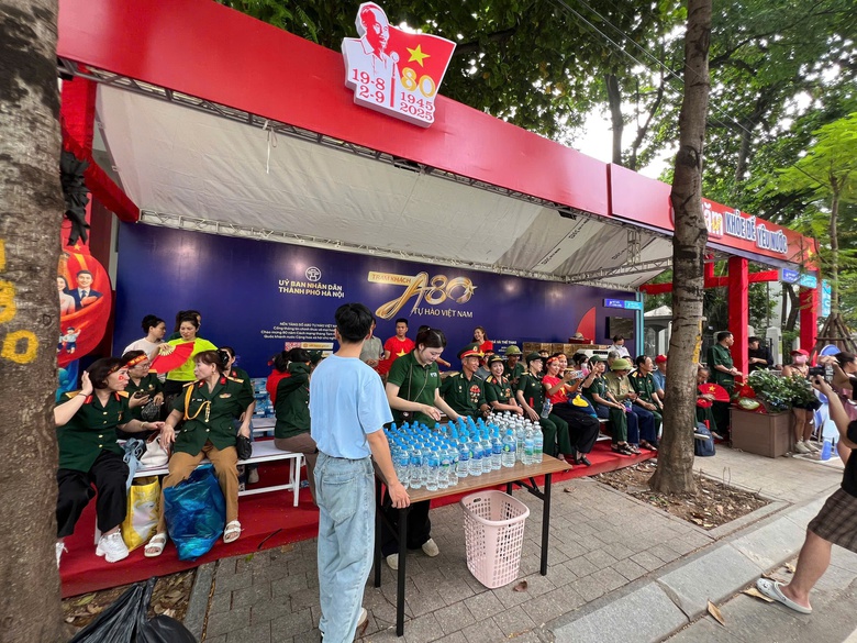 Hà Nội mở 15 “Trạm khách A80 Tự hào Việt Nam” phục vụ người dân xem diễu binh- Ảnh 1. Hà Nội mở 15 “Trạm khách A80 Tự hào Việt Nam” phục vụ người dân xem diễu binh- Ảnh 1.