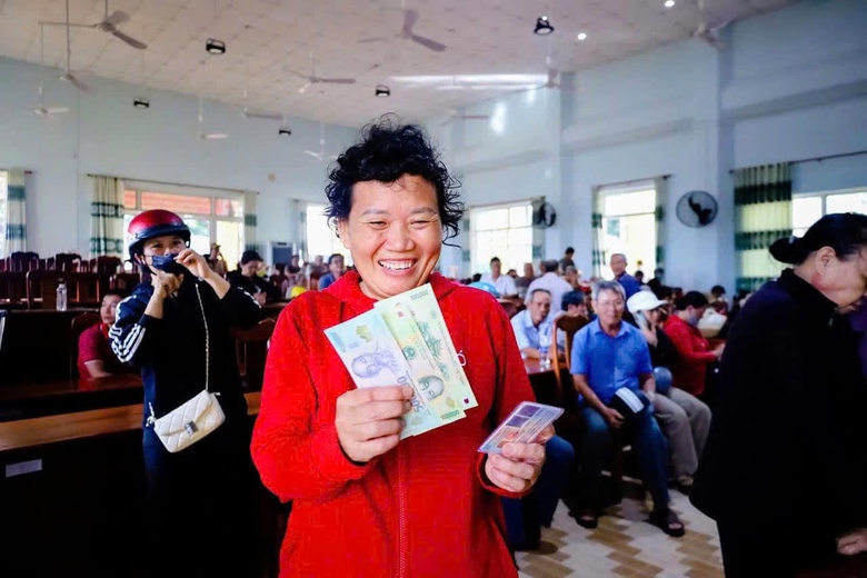 Người d&acirc;n TP.HCM, Đồng Nai xếp h&agrave;ng từ s&aacute;ng sớm nhận qu&agrave; 2/9- Ảnh 3.