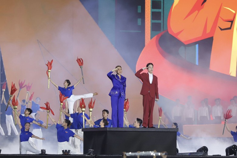 Gần 3.000 nghệ sĩ tái hiện 80 năm hành trình dân tộc qua chương trình nghệ thuật đặc biệt- Ảnh 5. Gần 3.000 nghệ sĩ tái hiện 80 năm hành trình dân tộc qua chương trình nghệ thuật đặc biệt- Ảnh 5.