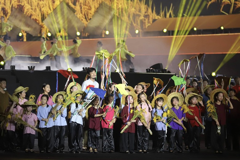 Gần 3.000 nghệ sĩ tái hiện 80 năm hành trình dân tộc qua chương trình nghệ thuật đặc biệt- Ảnh 3. Gần 3.000 nghệ sĩ tái hiện 80 năm hành trình dân tộc qua chương trình nghệ thuật đặc biệt- Ảnh 3.