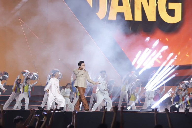 Gần 3.000 nghệ sĩ tái hiện 80 năm hành trình dân tộc qua chương trình nghệ thuật đặc biệt- Ảnh 4. Gần 3.000 nghệ sĩ tái hiện 80 năm hành trình dân tộc qua chương trình nghệ thuật đặc biệt- Ảnh 4.