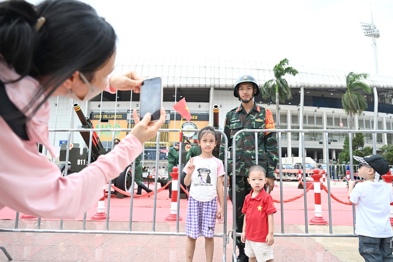 Người d&acirc;n h&agrave;o hứng check-in b&ecirc;n d&agrave;n ph&aacute;o phục vụ đại lễ 80 năm Quốc kh&aacute;nh- Ảnh 8.