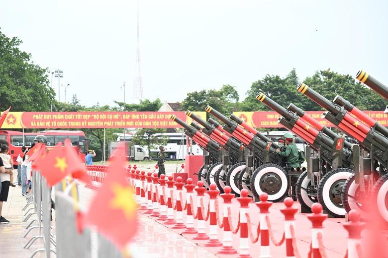 Người d&acirc;n h&agrave;o hứng check-in b&ecirc;n d&agrave;n ph&aacute;o phục vụ đại lễ 80 năm Quốc kh&aacute;nh- Ảnh 2.