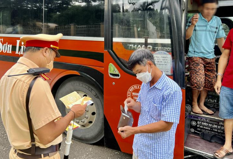 Xử lý 64 phương tiện chở quá số người quy định trong ngày thứ 3 nghỉ lễ 2/9- Ảnh 1. Xử lý 64 phương tiện chở quá số người quy định trong ngày thứ 3 nghỉ lễ 2/9- Ảnh 1.