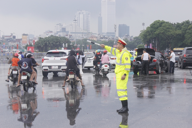 Người d&acirc;n h&agrave;o hứng check-in b&ecirc;n d&agrave;n ph&aacute;o phục vụ đại lễ 80 năm Quốc kh&aacute;nh- Ảnh 12.