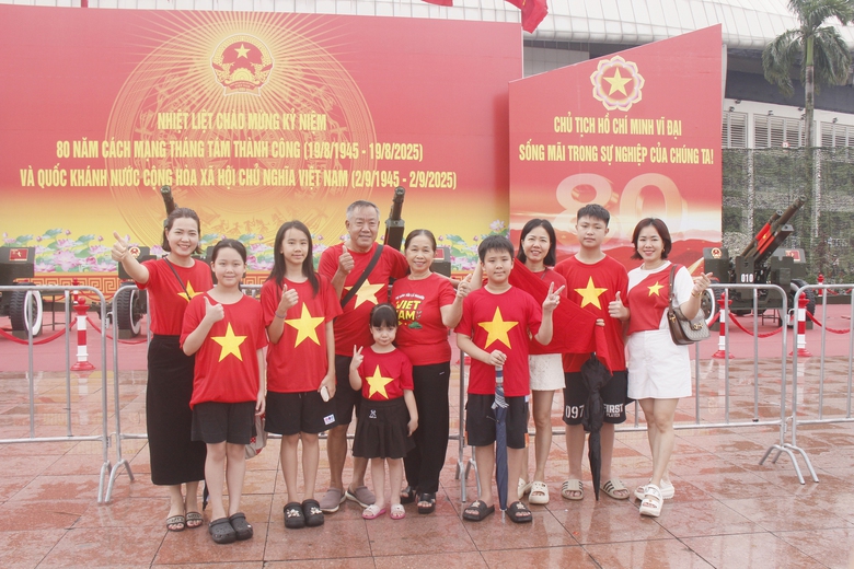 Người d&acirc;n h&agrave;o hứng check-in b&ecirc;n d&agrave;n ph&aacute;o phục vụ đại lễ 80 năm Quốc kh&aacute;nh- Ảnh 3.