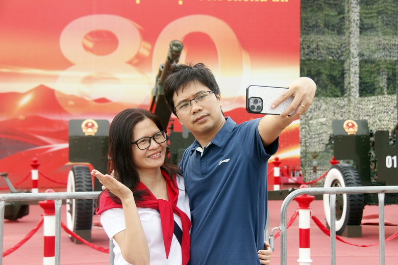 Người d&acirc;n h&agrave;o hứng check-in b&ecirc;n d&agrave;n ph&aacute;o phục vụ đại lễ 80 năm Quốc kh&aacute;nh- Ảnh 6.