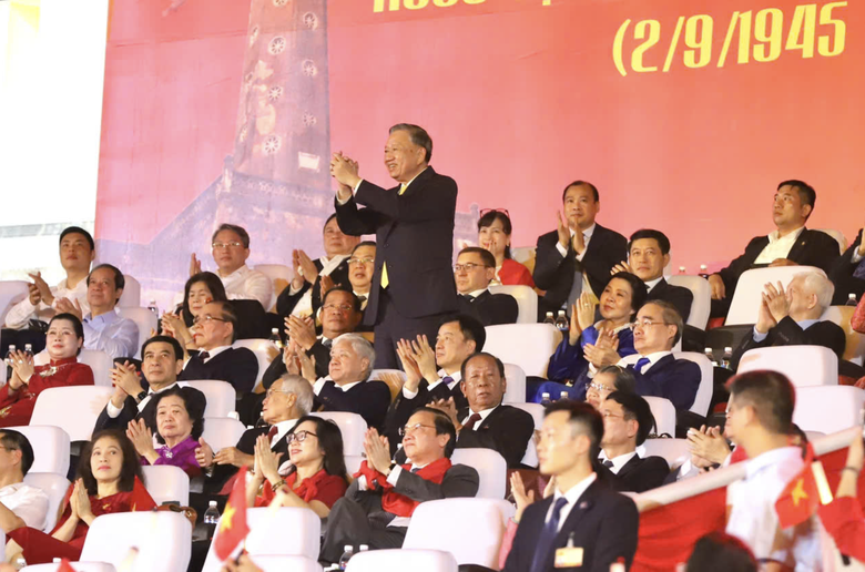 Gần 3.000 nghệ sĩ tái hiện 80 năm hành trình dân tộc qua chương trình nghệ thuật đặc biệt- Ảnh 1. Gần 3.000 nghệ sĩ tái hiện 80 năm hành trình dân tộc qua chương trình nghệ thuật đặc biệt- Ảnh 1.