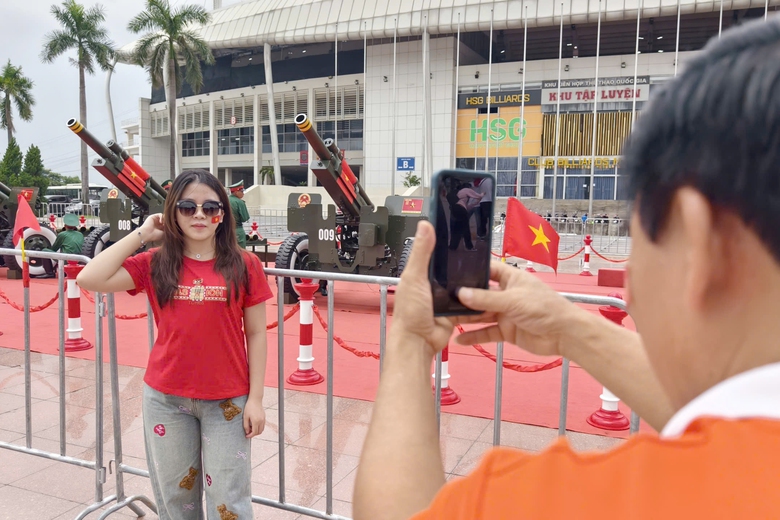 Người d&acirc;n h&agrave;o hứng check-in b&ecirc;n d&agrave;n ph&aacute;o phục vụ đại lễ 80 năm Quốc kh&aacute;nh- Ảnh 1.