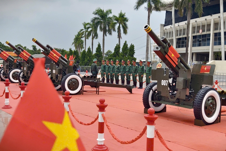 Người d&acirc;n h&agrave;o hứng check-in b&ecirc;n d&agrave;n ph&aacute;o phục vụ đại lễ 80 năm Quốc kh&aacute;nh- Ảnh 13.