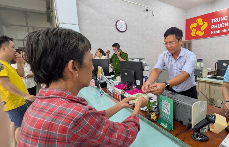 Người d&acirc;n TP.HCM, Đồng Nai xếp h&agrave;ng từ s&aacute;ng sớm nhận qu&agrave; 2/9- Ảnh 2.