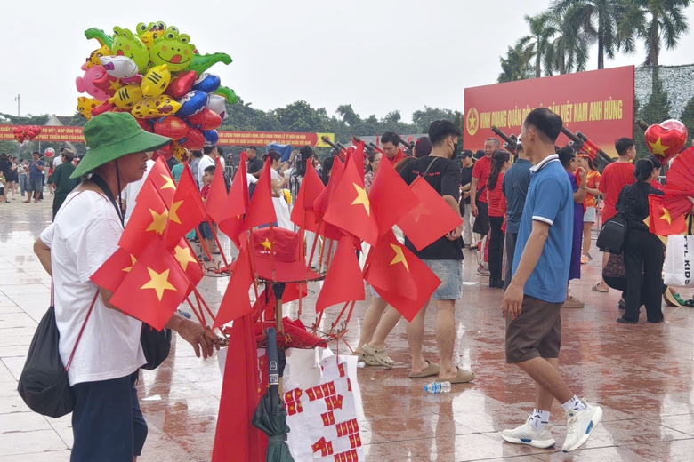 Người d&acirc;n h&agrave;o hứng check-in b&ecirc;n d&agrave;n ph&aacute;o phục vụ đại lễ 80 năm Quốc kh&aacute;nh- Ảnh 10.