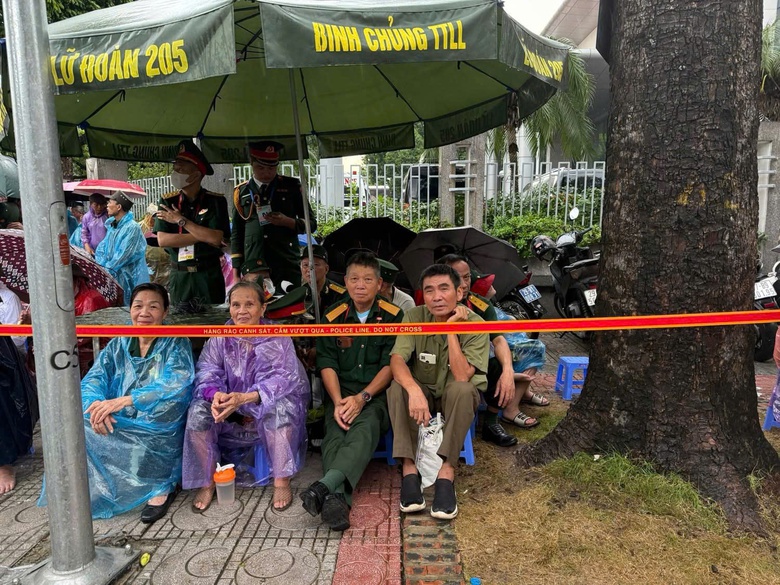 Cấp tốc bổ sung rạp che mưa nắng phục vụ cựu chiến binh xem diễu binh, diễu h&agrave;nh- Ảnh 3.