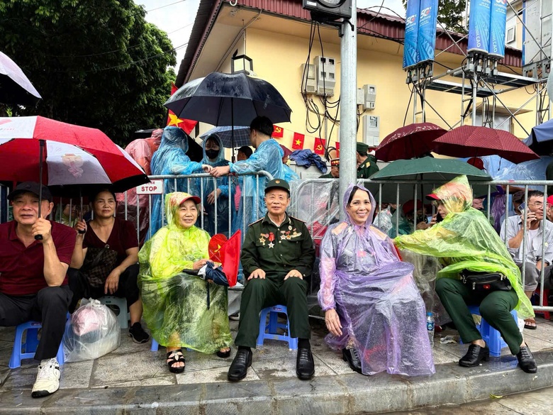 Cấp tốc bổ sung rạp che mưa nắng phục vụ cựu chiến binh xem diễu binh, diễu h&agrave;nh- Ảnh 2.