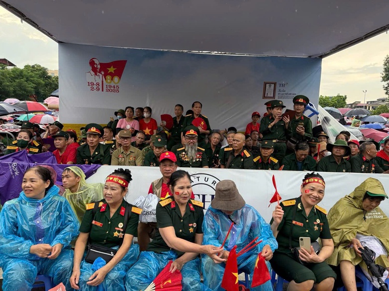 Cấp tốc bổ sung rạp che mưa nắng phục vụ cựu chiến binh xem diễu binh, diễu h&agrave;nh- Ảnh 1.