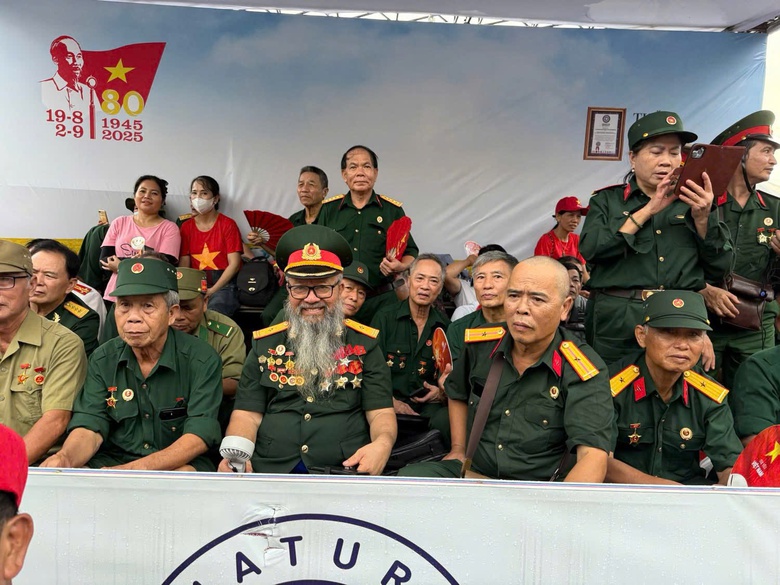 Cấp tốc bổ sung rạp che mưa nắng phục vụ cựu chiến binh xem diễu binh, diễu h&agrave;nh- Ảnh 12.