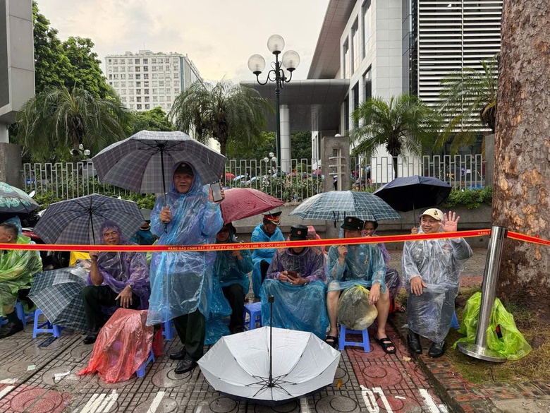 Cấp tốc bổ sung rạp che mưa nắng phục vụ cựu chiến binh xem diễu binh, diễu h&agrave;nh- Ảnh 5.