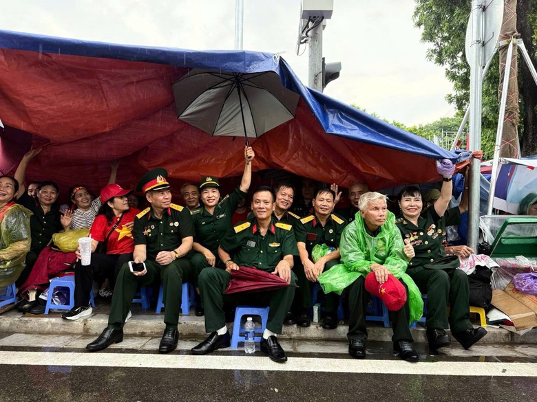 Cấp tốc bổ sung rạp che mưa nắng phục vụ cựu chiến binh xem diễu binh, diễu h&agrave;nh- Ảnh 6.