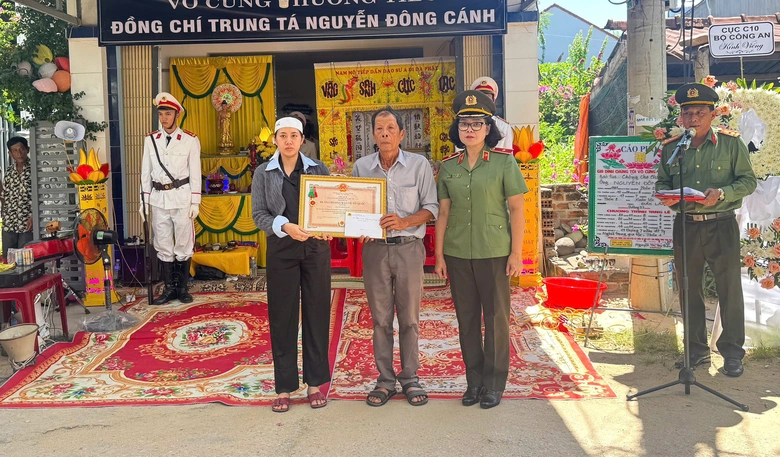 Truy tặng Hu&acirc;n chương Bảo vệ Tổ quốc cho trung t&aacute; Nguyễn Đ&ocirc;ng C&aacute;nh hy sinh ở Đắk Lắk- Ảnh 1.