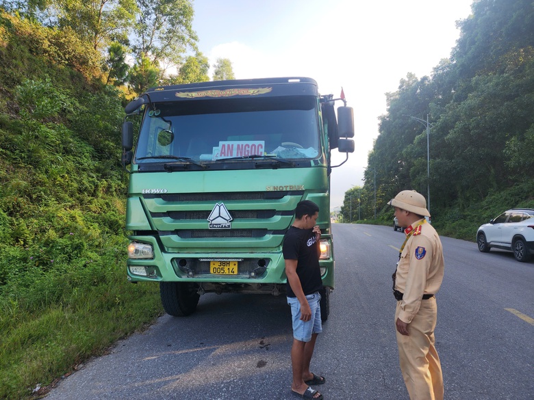 Từ 15/9, Hà Tĩnh áp dụng quy định mới ATGT: Người dân và doanh nghiệp chờ đợi thay đổi- Ảnh 1. Từ 15/9, Hà Tĩnh áp dụng quy định mới ATGT: Người dân và doanh nghiệp chờ đợi thay đổi- Ảnh 1.