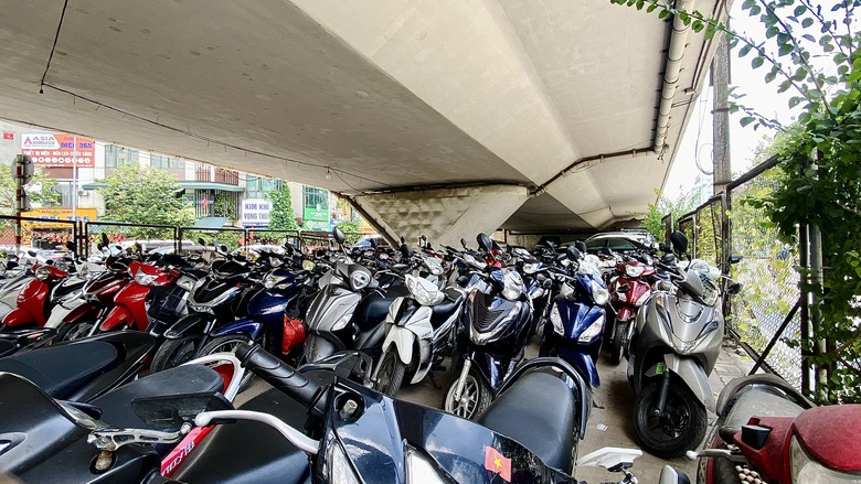 Sau vụ ch&aacute;y dưới gầm cầu Vĩnh Tuy, 3/4 b&atilde;i xe bị "x&oacute;a sổ"- Ảnh 5.