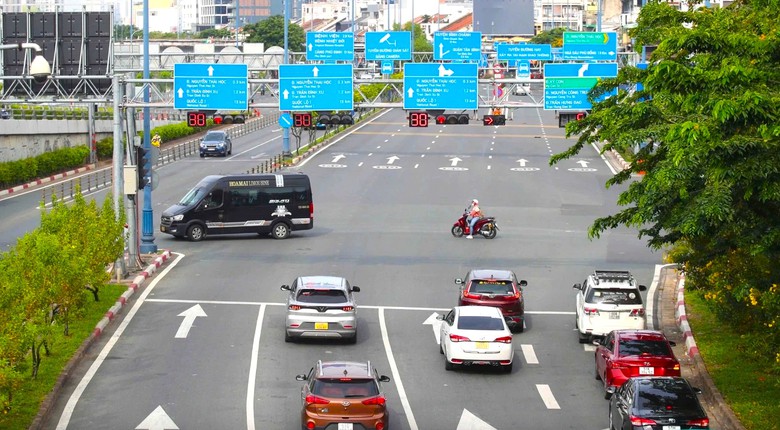 Đã khắc phục xong hơn 11.000 cụm đèn, biển báo giao thông có bất cập- Ảnh 1. Đã khắc phục xong hơn 11.000 cụm đèn, biển báo giao thông có bất cập- Ảnh 1.