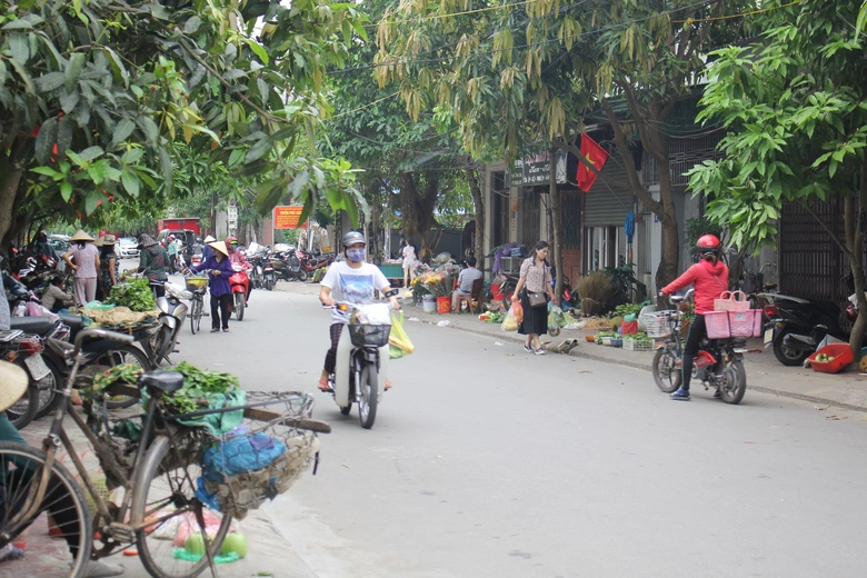 H&agrave; Tĩnh: Dẹp chợ c&oacute;c, chợ tự ph&aacute;t kh&ocirc;ng c&ograve;n l&agrave; chuyện &ldquo;bắt c&oacute;c bỏ dĩa"- Ảnh 1.