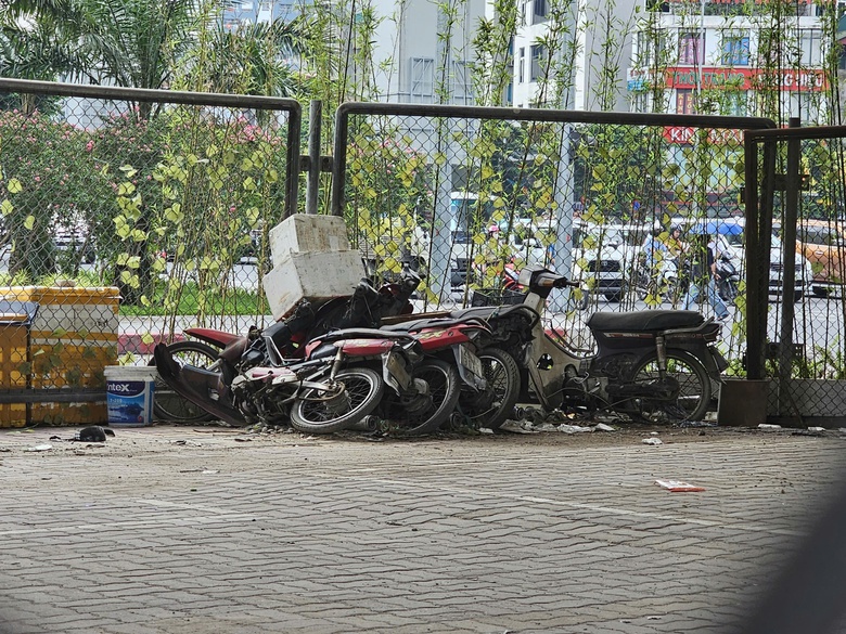 Sau vụ ch&aacute;y dưới gầm cầu Vĩnh Tuy, 3/4 b&atilde;i xe bị "x&oacute;a sổ"- Ảnh 2.