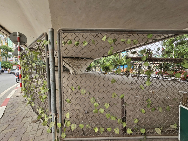 Sau vụ ch&aacute;y dưới gầm cầu Vĩnh Tuy, 3/4 b&atilde;i xe bị "x&oacute;a sổ"- Ảnh 6.