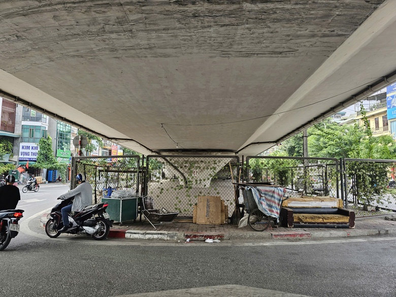 Sau vụ ch&aacute;y dưới gầm cầu Vĩnh Tuy, 3/4 b&atilde;i xe bị "x&oacute;a sổ"- Ảnh 4.