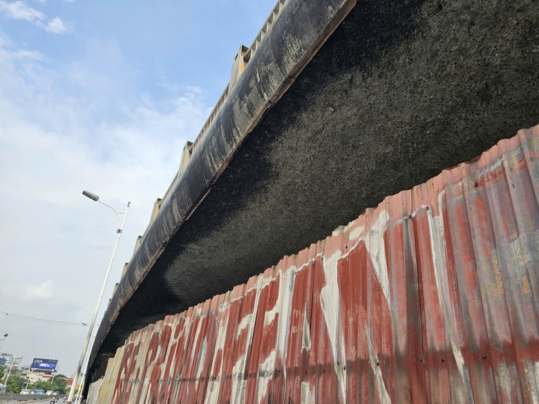 Sau vụ ch&aacute;y dưới gầm cầu Vĩnh Tuy, 3/4 b&atilde;i xe bị "x&oacute;a sổ"- Ảnh 22.