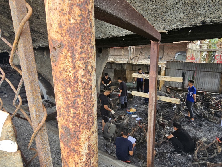 Sau vụ ch&aacute;y dưới gầm cầu Vĩnh Tuy, 3/4 b&atilde;i xe bị "x&oacute;a sổ"- Ảnh 23.