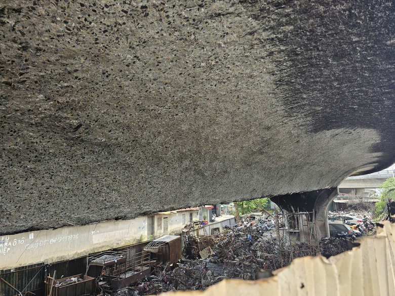 Sau vụ ch&aacute;y dưới gầm cầu Vĩnh Tuy, 3/4 b&atilde;i xe bị "x&oacute;a sổ"- Ảnh 21.