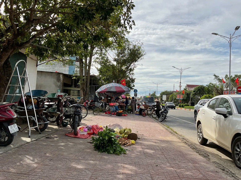 Hà Tĩnh: Dẹp chợ cóc, chợ tự phát không còn là chuyện “bắt cóc bỏ dĩa"- Ảnh 2. Hà Tĩnh: Dẹp chợ cóc, chợ tự phát không còn là chuyện “bắt cóc bỏ dĩa"- Ảnh 2.